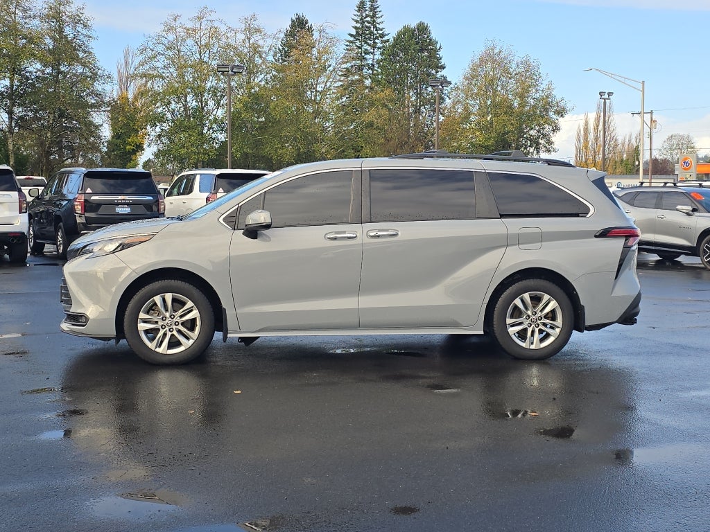 2022 Toyota Sienna XLE Woodland Edition